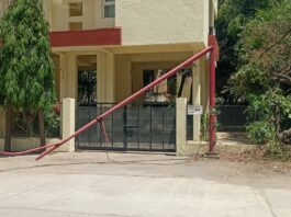 बालेवाडीमध्ये अनधिकृत केबलचा कहर! विजेचे खांब वाकले, दिवे कोसळले — पुणे महापालिकेला कोट्यवधींचा फटका