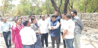 पाषाण तलावातील प्रदूषणामुळे हजारो मासे मृत; मनपा प्रशासन खडबडून जागे आयुक्त नवल किशोर राम यांची पाषाण तलाव परिसरात पाहणी