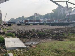 भिडे पूल परिसरात नदीपात्रात भराव; पावसाळ्यात पूरधोक्याची भीती – कारवाईची मागणी