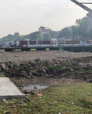 भिडे पूल परिसरात नदीपात्रात भराव; पावसाळ्यात पूरधोक्याची भीती – कारवाईची मागणी