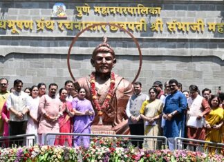 छत्रपती संभाजी महाराज यांच्या पूर्णाकृती शिल्पाचे मुख्यमंत्री देवेंद्र फडणवीस यांच्या हस्ते अनावरण