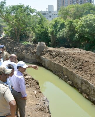 सिंहगड रोड परिसरातील एकता नगरी येथील पूरजन्य भागातील विविध कामांची पुणे महानगरपालिकेचे आयुक्त नवल किशोर राम यांच्याकडून पाहणी