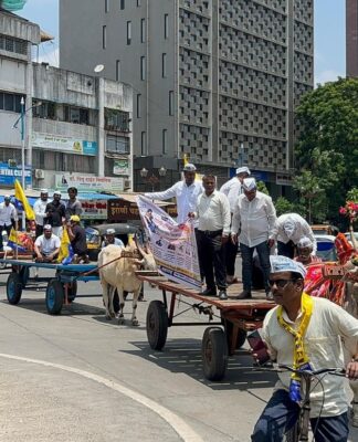 पेट्रोल-डिझेल दरवाढीविरोधात पुण्यात आपचा बैलगाडी मोर्चा