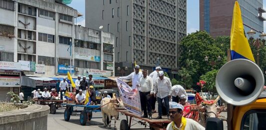 पेट्रोल-डिझेल दरवाढीविरोधात पुण्यात आपचा बैलगाडी मोर्चा