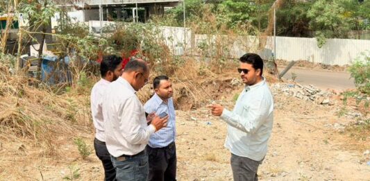 बाणेर-बालेवाडीतील वारंवार वीज खंडितीवर नागरिकांचा संताप; अमोल बालवडकर यांची महावितरण अधिकाऱ्यांसोबत नवीन सबस्टेशन जागेची पाहणी