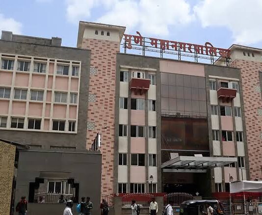 महापालिकेच्या स्थानिक स्वराज्यावर सरकारी अधिकाऱ्यांचा विळखा?२३ पैकी ११ सहायक आयुक्त, १८ पैकी ११ उपायुक्त शासकीय; पुणे महापालिकेत नेमके चाललंय काय?
