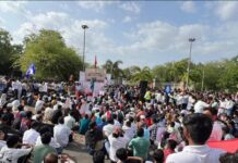 NEET पेपरफुटी प्रकरणी धर्मेंद्र प्रधान यांच्या राजीनाम्याची मागणी; सावित्रीबाई फुले पुणे विद्यापीठात कॉक्रोच जनता पार्टी चे आंदोलन, हजारोंची गर्दी