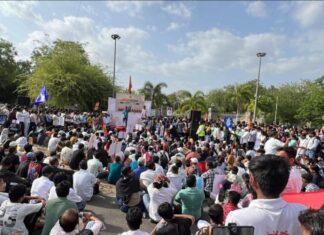 NEET पेपरफुटी प्रकरणी धर्मेंद्र प्रधान यांच्या राजीनाम्याची मागणी; सावित्रीबाई फुले पुणे विद्यापीठात कॉक्रोच जनता पार्टी चे आंदोलन, हजारोंची गर्दी