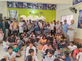 ओंजळ ग्रुप तर्फे शबरी वस्ती भागातील संगणक प्रशिक्षणार्थी मुला-मुलींना यांना स्कूल बॅग व शालेय साहित्याचे वाटप
