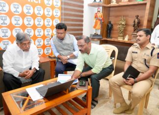 ना. चंद्रकांतदादा पाटील यांच्याकडून कोथरुडमधील विविध विकासकामांचा आढावा ; प्रकल्पांतील अडचणी दूर करून कामे गतिमान करण्याच्या सूचना