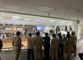 पुणे महानगरपालिकेच्या सर्वसाधारण सभेदरम्यान आम आदमी पार्टीच्या कार्यकर्त्यांची प्रेक्षक दालनातून जोरदार घोषणाबाजी
