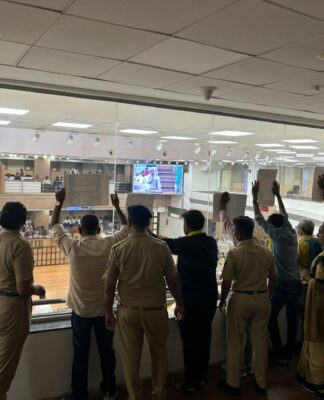 पुणे महानगरपालिकेच्या सर्वसाधारण सभेदरम्यान आम आदमी पार्टीच्या कार्यकर्त्यांची प्रेक्षक दालनातून जोरदार घोषणाबाजी