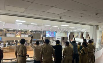 पुणे महानगरपालिकेच्या सर्वसाधारण सभेदरम्यान आम आदमी पार्टीच्या कार्यकर्त्यांची प्रेक्षक दालनातून जोरदार घोषणाबाजी