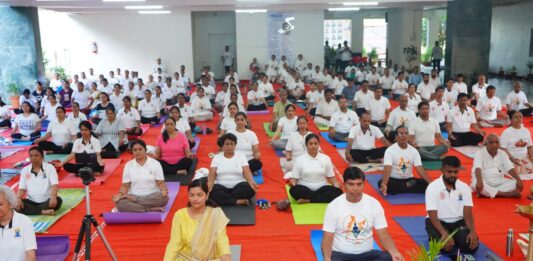 पाषाण येथे नगरसेविका मयुरीताई कोकाटे आयोजित आंतरराष्ट्रीय योग दिन उत्साहात साजरा ; शेकडो नागरिकांचा सहभाग, ‘एक पृथ्वी, एक आरोग्य’ चा नारा