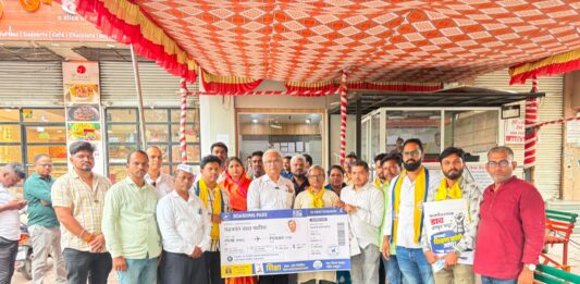आम आदमी पार्टीच्या वतीने शिक्षणमंत्री चंद्रकांत पाटील यांना ‘पंजाब दौऱ्याचे’ विमान तिकीट भेट