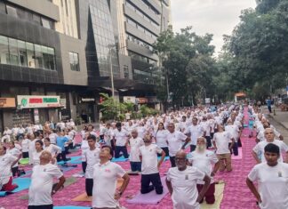जागतिक योग दिनानिमित्त औंधमध्ये भव्य योग शिबिर; नागरिकांचा उत्स्फूर्त सहभाग