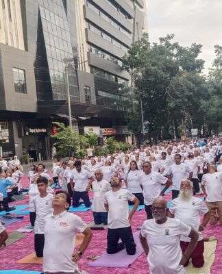 जागतिक योग दिनानिमित्त औंधमध्ये भव्य योग शिबिर; नागरिकांचा उत्स्फूर्त सहभाग