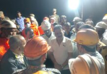 आपत्ती व्यवस्थापन मंत्री गिरीश महाजन यांची मोशी येथील घटनास्थळी भेट ; दुर्घटनेतील नागरिकांना बाहेर काढण्यासाठी युद्धपातळीवर कार्यवाही सुरू