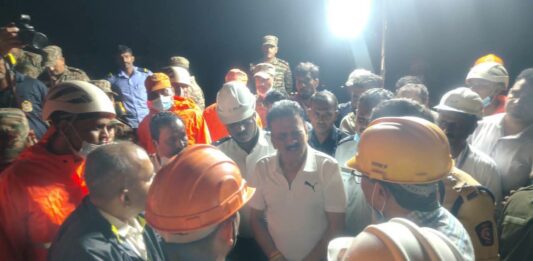 आपत्ती व्यवस्थापन मंत्री गिरीश महाजन यांची मोशी येथील घटनास्थळी भेट ; दुर्घटनेतील नागरिकांना बाहेर काढण्यासाठी युद्धपातळीवर कार्यवाही सुरू