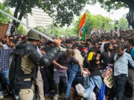 दिल्लीत ‘संसद चलो’ मोर्चा तणावपूर्ण; लाठीचार्ज, अश्रुधुराच्या नळकांड्यांचा मारा