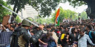 दिल्लीत ‘संसद चलो’ मोर्चा तणावपूर्ण; लाठीचार्ज, अश्रुधुराच्या नळकांड्यांचा मारा