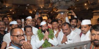 उपमुख्यमंत्री एकनाथ शिंदे यांनी घेतले श्री विठ्ठल-रुक्मिणी मातेचे मुखदर्शन