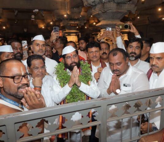 उपमुख्यमंत्री एकनाथ शिंदे यांनी घेतले श्री विठ्ठल-रुक्मिणी मातेचे मुखदर्शन