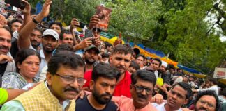 ठाकरे-पवारांची जंतरमंतरवर विद्यार्थ्यांची भेट; लाठीमाराचा निषेध, आंदोलनाला पाठिंबा