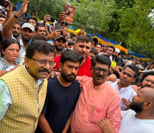 ठाकरे-पवारांची जंतरमंतरवर विद्यार्थ्यांची भेट; लाठीमाराचा निषेध, आंदोलनाला पाठिंबा