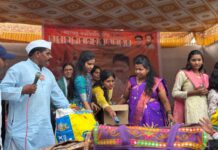 वारकऱ्यांच्या सेवेसाठी मनसेकडून फराळ वाटप; विविध सेवाभावी व्यक्तींचा सन्मान