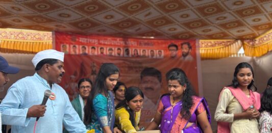 वारकऱ्यांच्या सेवेसाठी मनसेकडून फराळ वाटप; विविध सेवाभावी व्यक्तींचा सन्मान