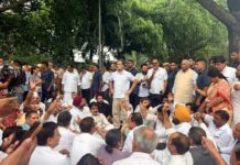 मोदी सरकारवर विद्यार्थ्यांवरील कारवाईप्रकरणी तीव्र हल्लाबोल; पंतप्रधान निवासाकडे विरोधी पक्ष नेते राहुल गांधी यांचा मोर्चा, पंतप्रधान व गृहमंत्र्यांच्या राजीनाम्याची मागणी
