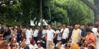 मोदी सरकारवर विद्यार्थ्यांवरील कारवाईप्रकरणी तीव्र हल्लाबोल; पंतप्रधान निवासाकडे विरोधी पक्ष नेते राहुल गांधी यांचा मोर्चा, पंतप्रधान व गृहमंत्र्यांच्या राजीनाम्याची मागणी