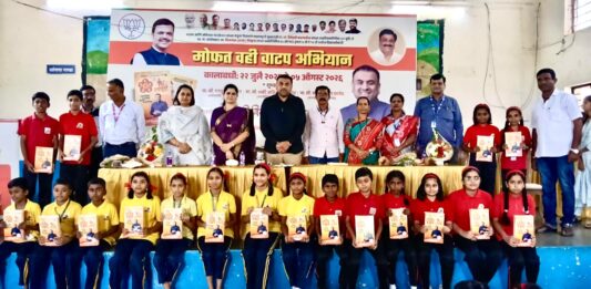 महाराष्ट्राचे लाडके मुख्यमंत्री देवेंद्र फडणवीस यांच्या वाढदिवसानिमित्त व स्व. विनायक (आबा) निम्हण यांच्या जयंतीनिमित्त शिवाजीनगरमध्ये १ लाख वह्यांच्या वाटपाचा उपक्रम