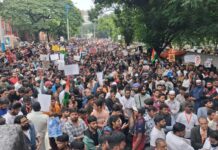 पुण्यात CJP च्या विद्यार्थी पदयात्रेला नागरिकांचा उत्स्फूर्त प्रतिसाद; भर पावसात हजारो नागरिक रस्त्यावर