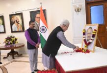 दिवंगत माजी उपमुख्यमंत्री अजित पवार यांच्या जयंतीनिमित्त लोकभवन येथे अभिवादन