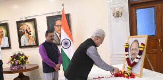 दिवंगत माजी उपमुख्यमंत्री अजित पवार यांच्या जयंतीनिमित्त लोकभवन येथे अभिवादन