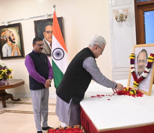 दिवंगत माजी उपमुख्यमंत्री अजित पवार यांच्या जयंतीनिमित्त लोकभवन येथे अभिवादन