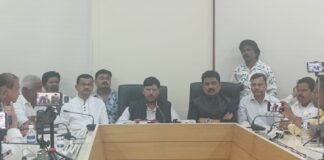 सामाजिक प्रश्नांसाठी आंदोलने करा, एकामागे एक राजीनामे मागण्यासाठी नको’ केंद्रीय सामाजिक न्याय राज्य मंत्री रामदास आठवले यांचे कॉक्रोच जनता पक्षाला आवाहन