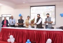 गुलाबपुष्प, लेखणी अन् सायबर सुरक्षेची शिदोरी; अनंतराव पवार महाविद्यालयात नवप्रवेशितांचे जल्लोषात स्वागत