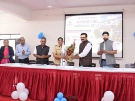 गुलाबपुष्प, लेखणी अन् सायबर सुरक्षेची शिदोरी; अनंतराव पवार महाविद्यालयात नवप्रवेशितांचे जल्लोषात स्वागत