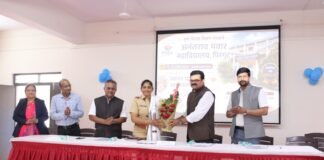 गुलाबपुष्प, लेखणी अन् सायबर सुरक्षेची शिदोरी; अनंतराव पवार महाविद्यालयात नवप्रवेशितांचे जल्लोषात स्वागत