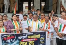 खड्डे, जलपर्णी आणि पूरस्थितीच्या प्रश्नांवर राष्ट्रवादी काँग्रेस शरद पवार गटाच पुणे महापालिकेत शहर अध्यक्ष श्रीकांत पाटील यांच्या नेतृत्वाखाली आंदोलन
