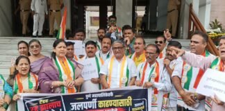 खड्डे, जलपर्णी आणि पूरस्थितीच्या प्रश्नांवर राष्ट्रवादी काँग्रेस शरद पवार गटाच पुणे महापालिकेत शहर अध्यक्ष श्रीकांत पाटील यांच्या नेतृत्वाखाली आंदोलन