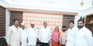 म्हाळुंगे गावातील रस्ते, ड्रेनेज व पावसाळी लाईनच्या कामांना गती मिळणार; माजी सरपंच व ग्रामस्थांनी घेतली महापौर व चंद्रकांत दादा पाटील यांची भेट