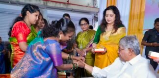 राखीच्या धाग्यातून उमटली कृतज्ञतेची भावना ना. चंद्रकांतदादा पाटील यांना वस्ती भागातील बांधली राखी