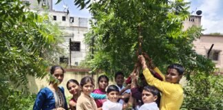झाडांना राखी बांधून विद्यार्थ्यांनी दिला पर्यावरण संवर्धनाचा संदेश; माळवाडीतील स्मार्ट लर्निंग स्कूलमध्ये अनोख्या पद्धतीने रक्षाबंधन साजरे