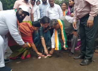 भाजप नेत्यांच्या नावाने खड्ड्यात कमळ सोडून निषेध; खड्डेमुक्त पुण्यासाठी राष्ट्रवादी काँग्रेस शरद पवार पक्षाकडून शहराध्यक्ष श्रीकांत पाटील यांच्या नेतृत्वाखाली आंदोलन