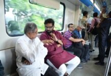 गणेश विसर्जन मिरवणुकीच्या शुभारंभासाठी चंद्रकांतदादा पाटील यांचा मेट्रोतून प्रवास; मेट्रो सेवेचा वापर करण्याचे ना. पाटील यांचे आवाहन