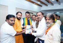 मराठा आरक्षणासह प्रलंबित प्रश्नांवर मराठा क्रांती मोर्चा आक्रमक; मुख्यमंत्री देवेंद्र फडणवीस यांना निवेदन देत विचारले प्रश्न
